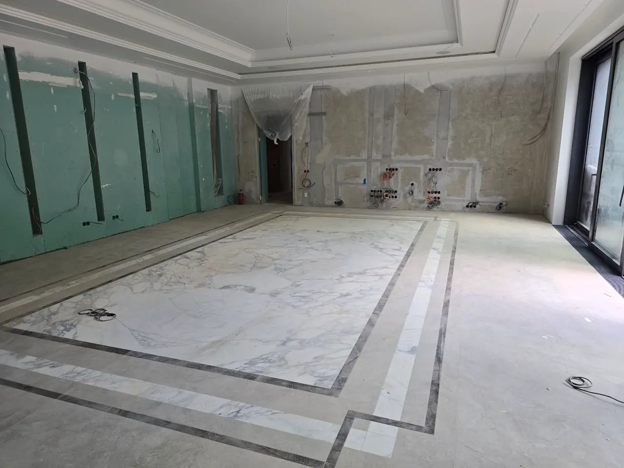 Мраморная инкрустация пола в большом зале